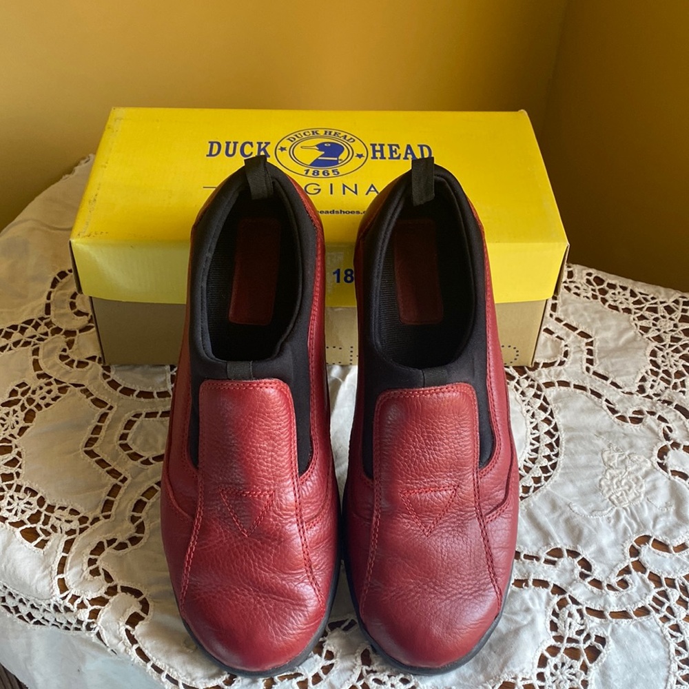 Duck Head red leather slip on shoes. Comfy model.